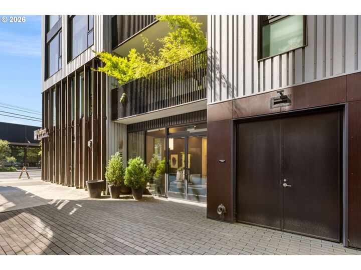 Property Photo:  12 NE Fremont St 2W  OR 97212 