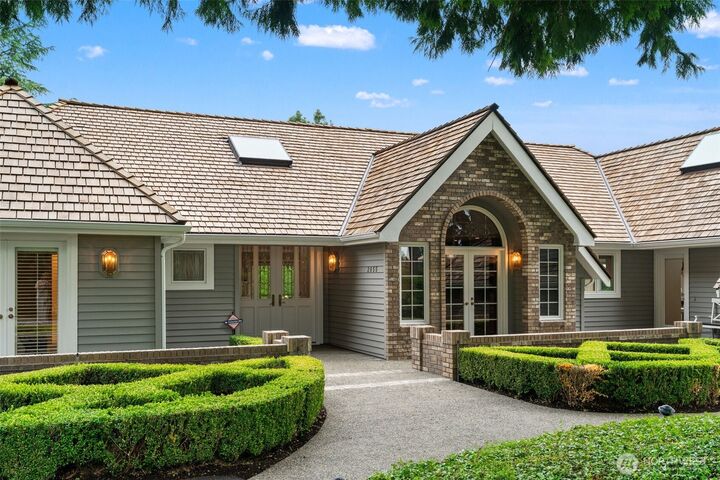 Property Photo: 2055 94th Avenue NE WA 98004