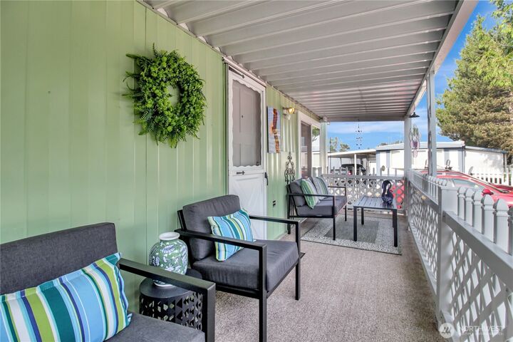 Property Photo:  1316  91st Avenue SE 49  WA 98258 