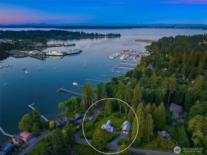 Property Photo:  6017  Rose Loop  NE  WA 98110 