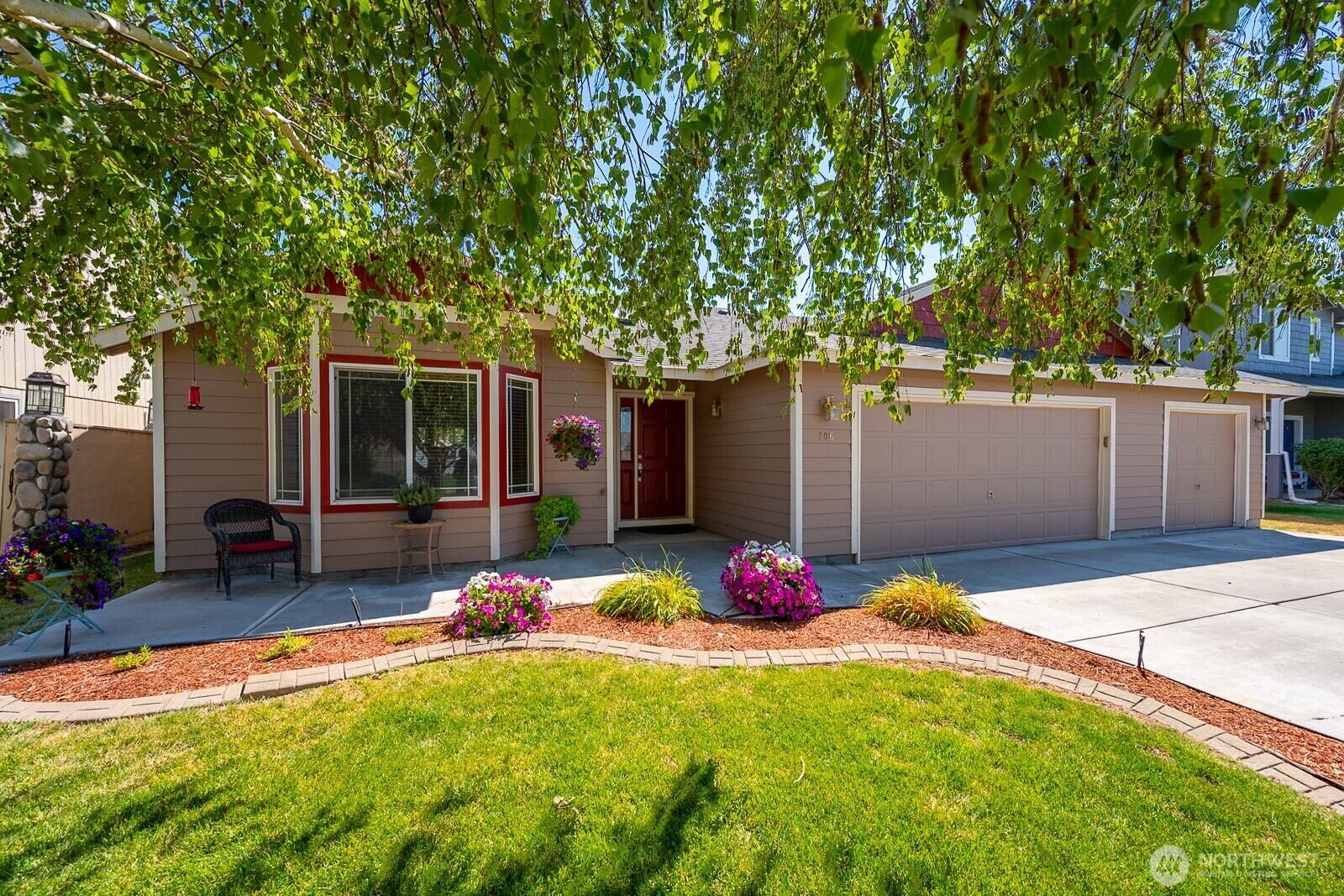 Property Photo:  206  I Street NE  WA 98848 