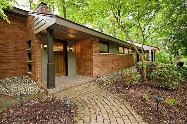 Property Photo:  3310 Dogwood Court  MI 48304 