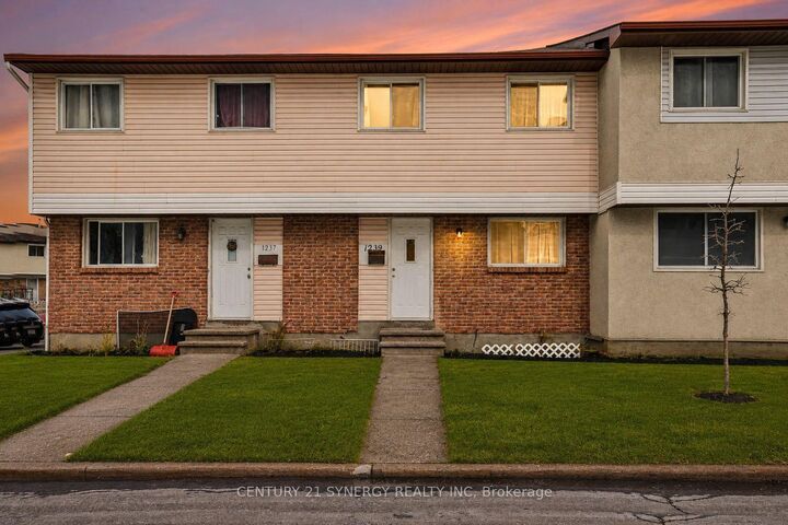 Photo de la propriété:  1239 Bowmount Street  ON K1J 8T4 