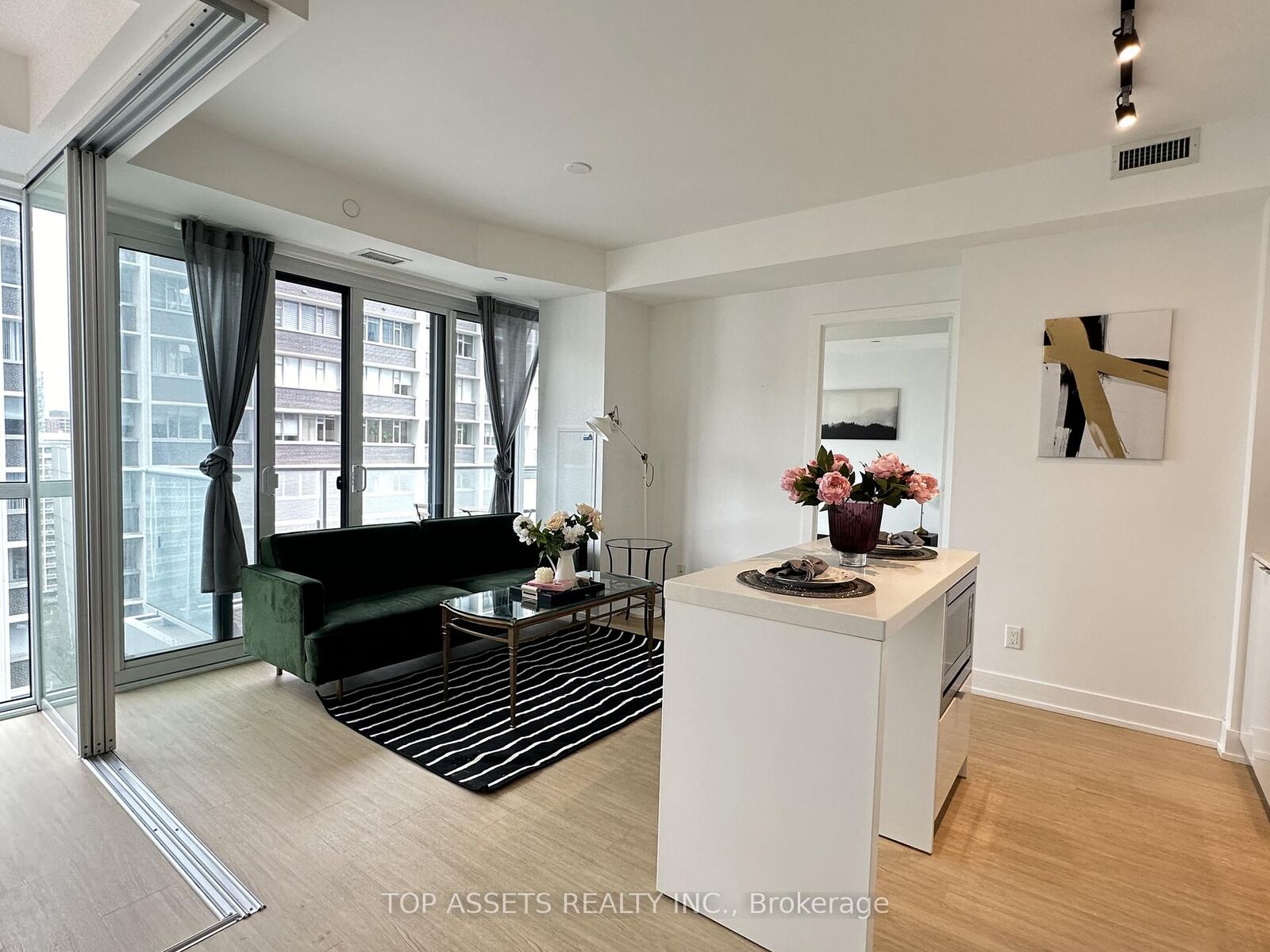 Property Photo: 7 Grenville Street 1707 ON M4Y 0E9