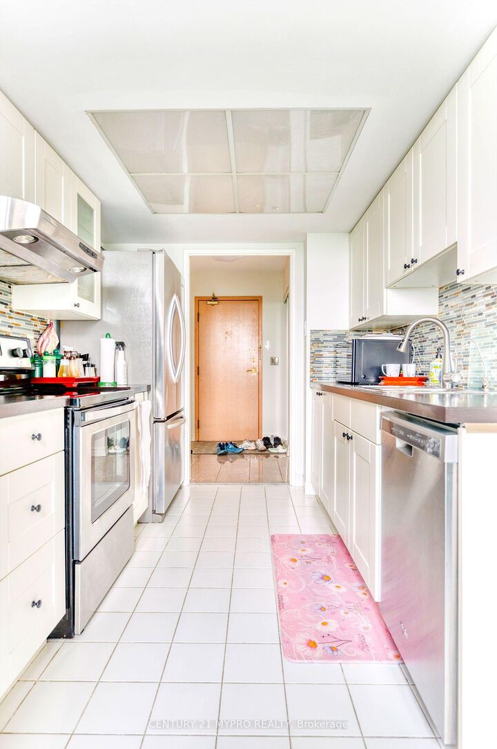 Property Photo: 7805 Bayview Avenue #1325 ON L3T 7N1