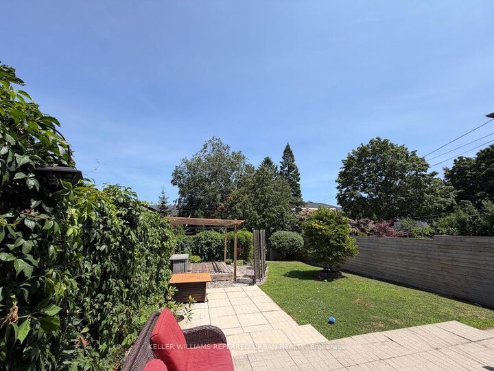 Property Photo: 327 Bessborough Drive ON M4G 3K9