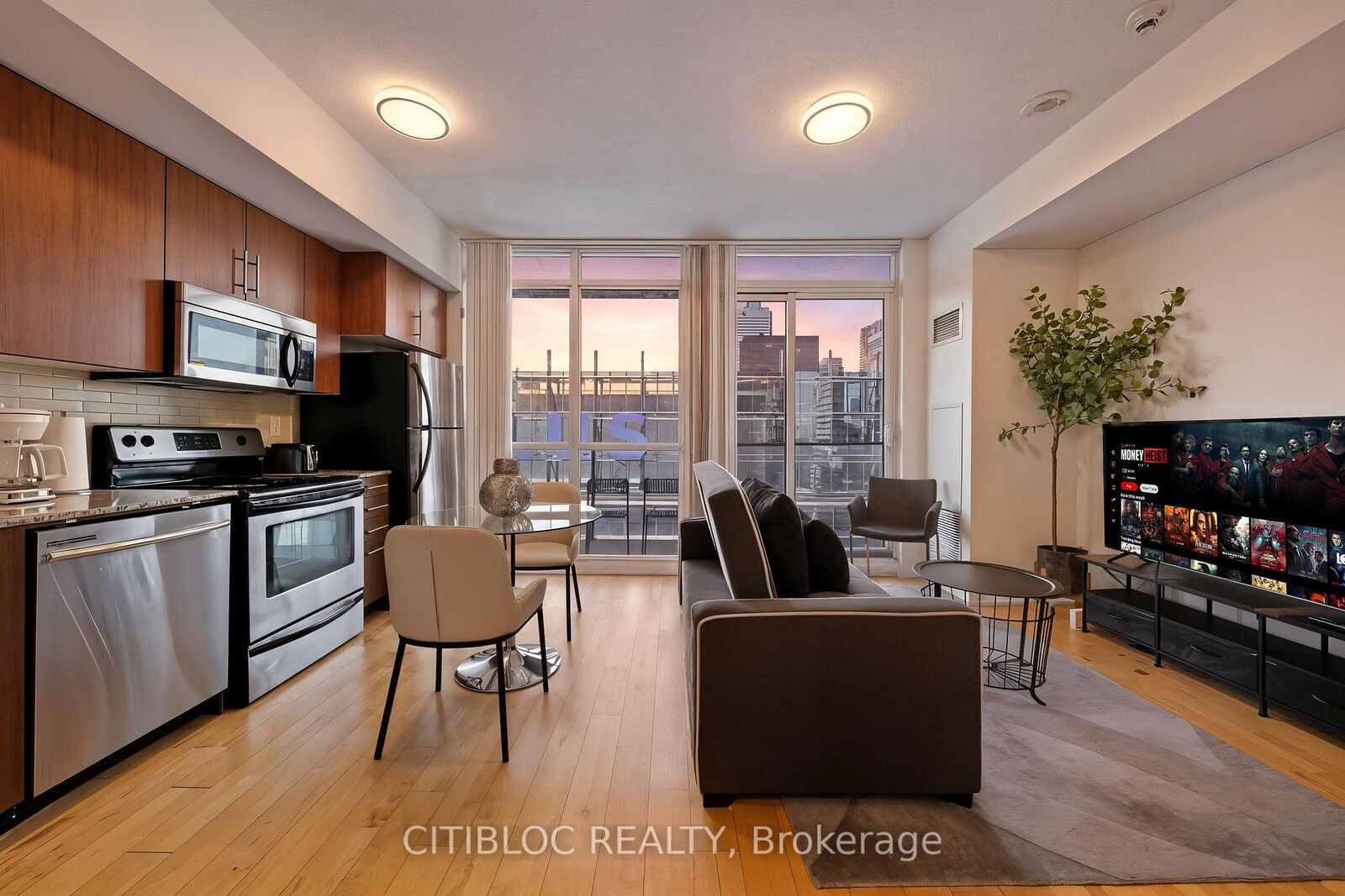 Property Photo:  65 Bremner Boulevard 4007  ON M5J 0A7 