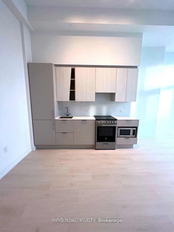 Property Photo:  3900 Confederation Parkway 529  ON L5B 0K7 