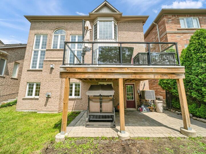 Property Photo: 104 Southlake Boulevard ON L6V 4P2