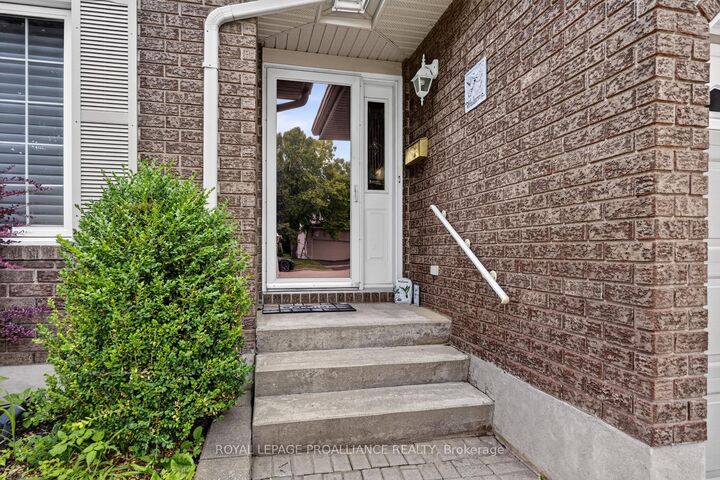 Property Photo: 1099 Bridlewood Drive ON K6V 7G2