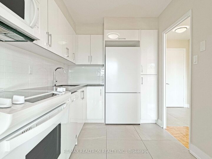 Property Photo:  10 Shallmar Boulevard 607  ON M5N 1J4 