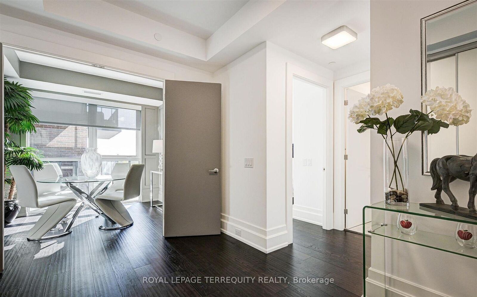 Property Photo: 3 Southvale Drive 401 ON M4G 1G1