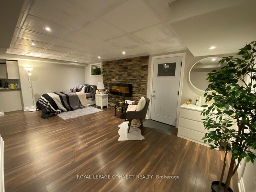 Property Photo:  43 Tomlin Crescent Lower  ON L4C 7T1 
