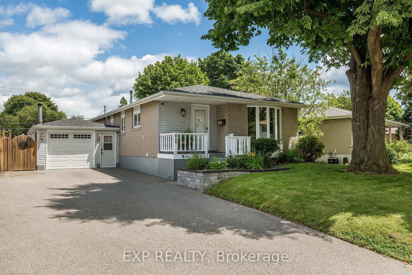 Property Photo:  825 Bem Avenue  ON L1W 1X2 