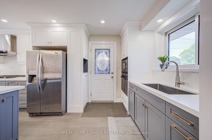 Property Photo: 29 Ellesboro Drive ON L5N 1C3