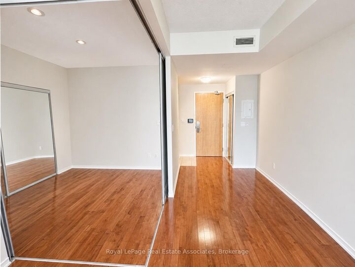 Property Photo:  65 Bremner Boulevard 4211  ON M5J 0A7 