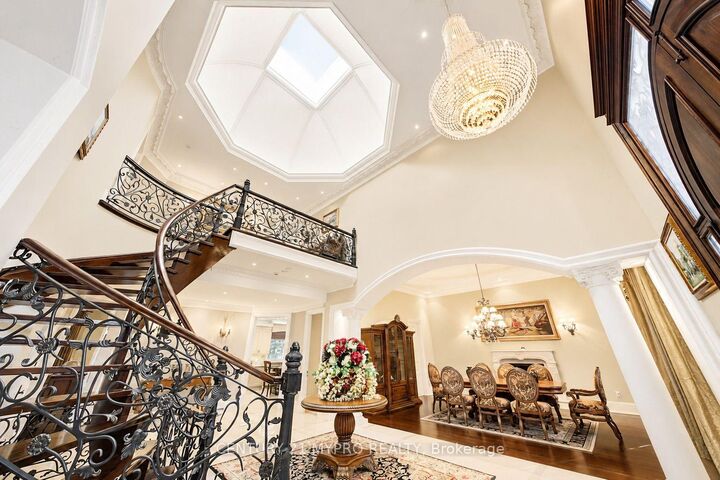 Photo de la propriété: 5 Saintfield Avenue ON M3C 2M4