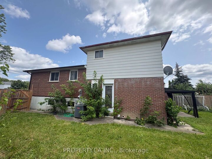 Property Photo:  682 Eaglemount Crescent  ON L5C 1N9 