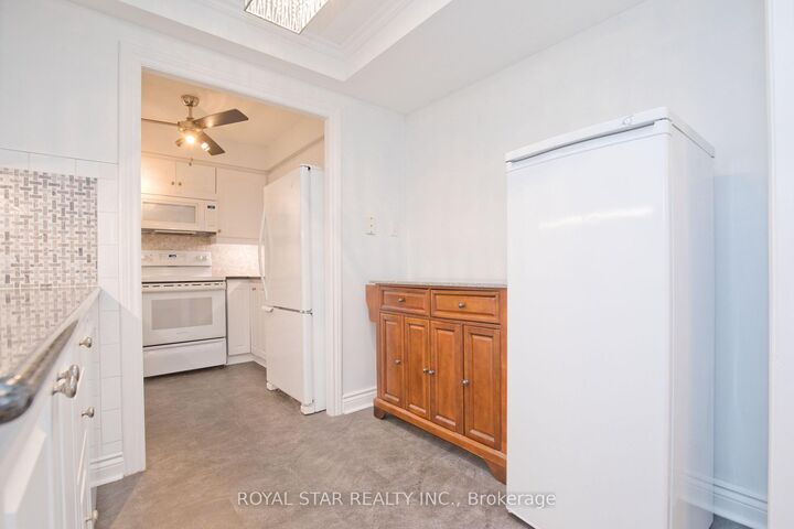 Property Photo: 1535 Lakeshore Road E 1607 ON L5E 3E2