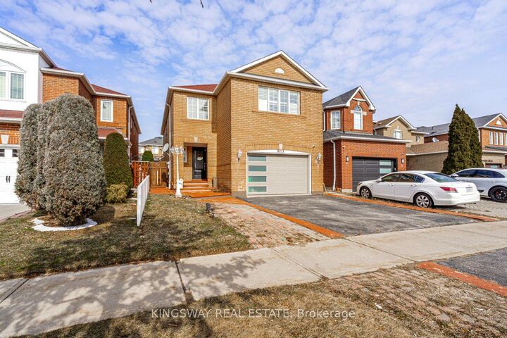 Property Photo: 891 Stonebridge Avenue ON L5V 2L3