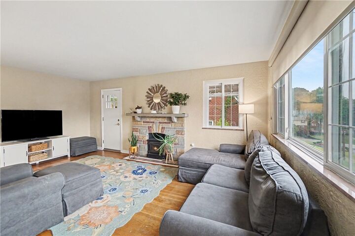 Property Photo:  408 Oliver Dr  PA 15131 