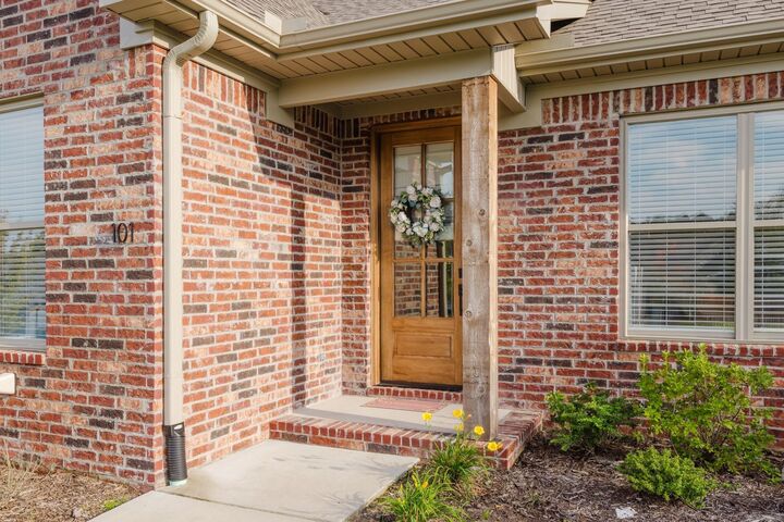 Property Photo:  101 Edgewood Circle  AR 72223-4970 