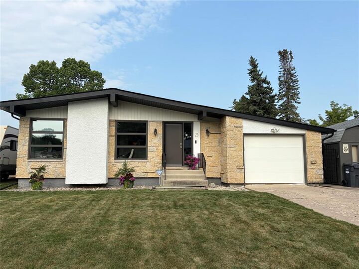 Photo de la propriété: 23 Gleneagles Road MB R2J 2Y1