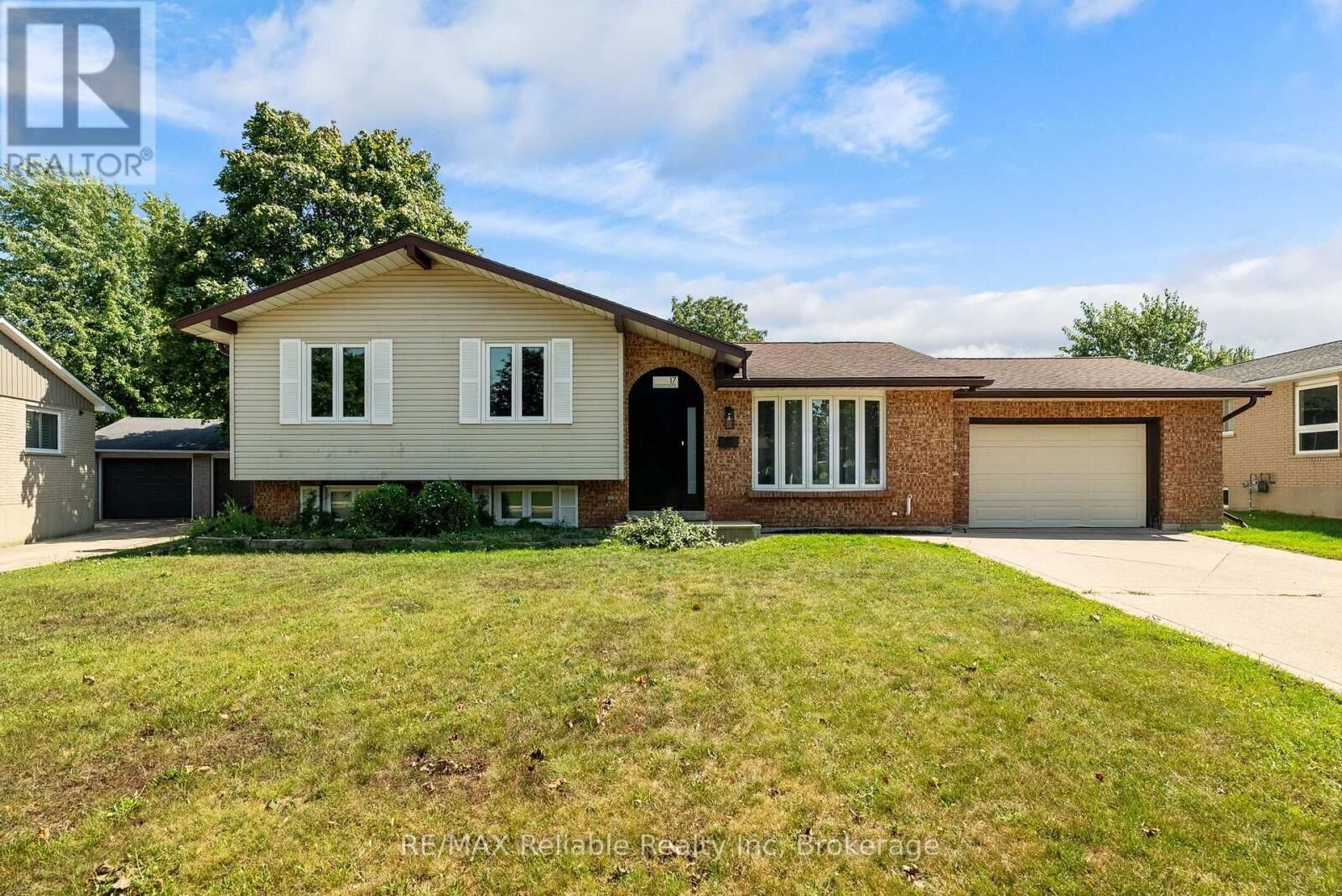 Property Photo:  17 Suncoast Drive West  ON N7A 4H1 