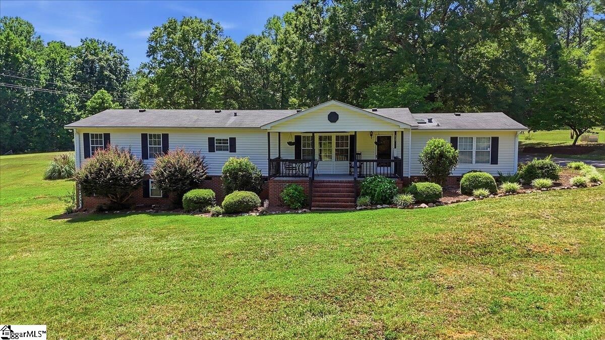 Property Photo: 637 Ranch Road SC 29360