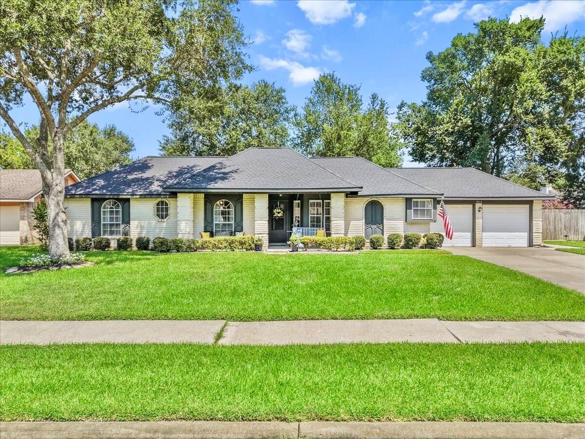 Property Photo:  904 Sandringham Drive  TX 77546 