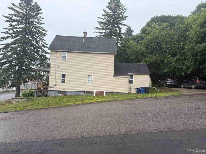 Property Photo:  513 W Houghton Avenue  MI 49931 