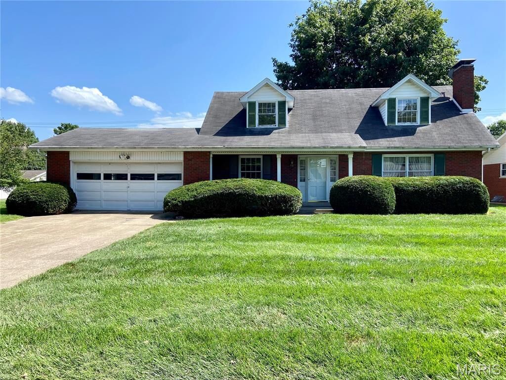 Property Photo:  308 E Field Drive  IL 62278 