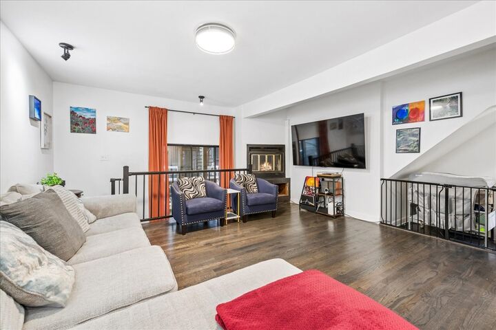 Property Photo: 1009 W Wolfram Street 1E IL 60657