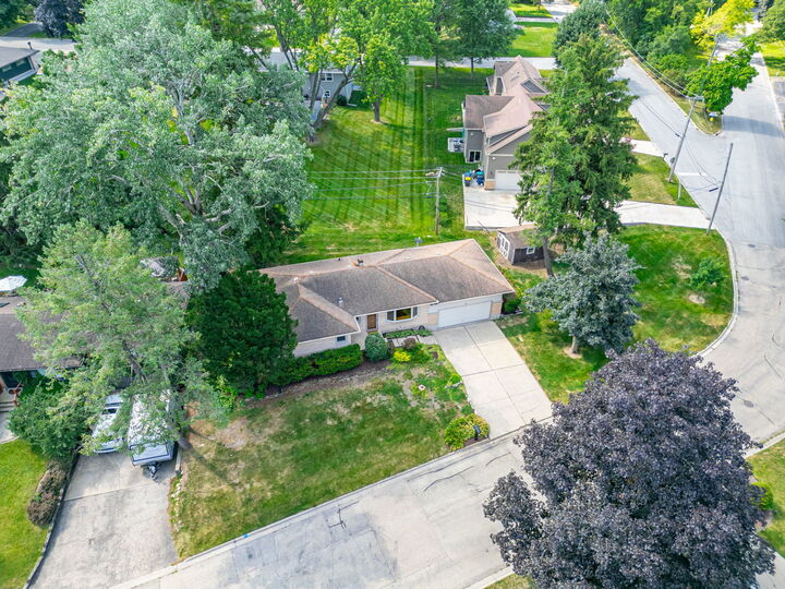 Property Photo: 508 Oak Drive IL 60118