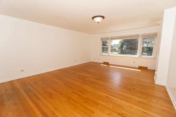 Property Photo:  1185 Seymour Avenue  IL 60016 