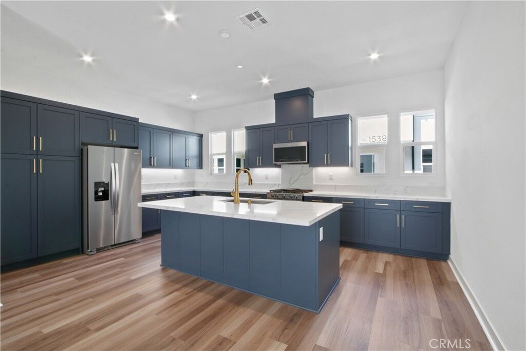 Property Photo:  1410 W Bushell Street  CA 92805 