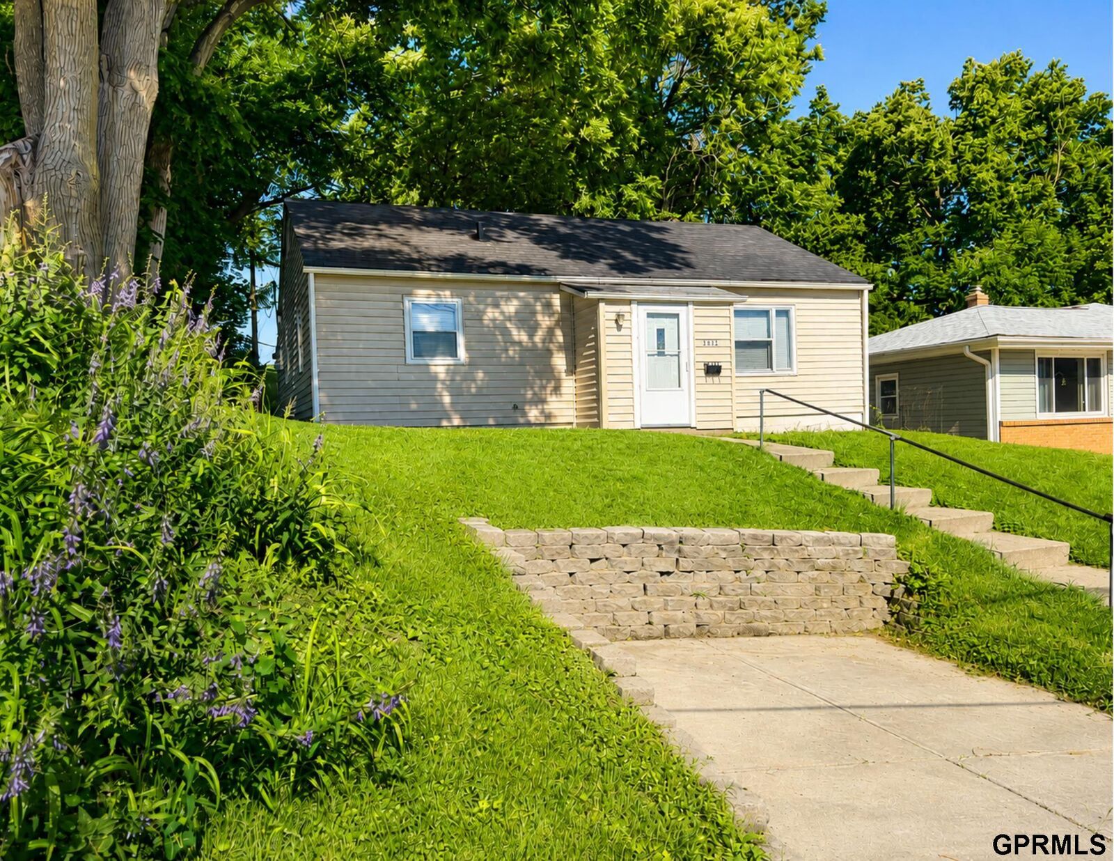 Property Photo: 2122 S 46 Street NE 68106