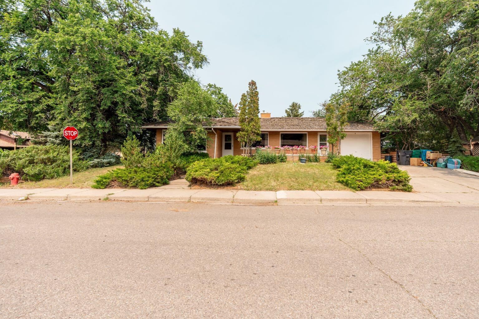 Property Photo:  1301 15 Avenue S  AB T1K 0W4 
