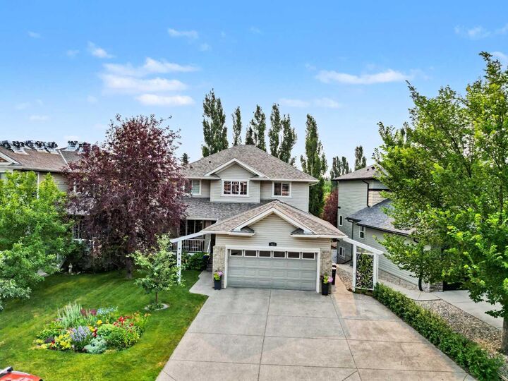 Property Photo: 915 Coopers Drive SW AB T4B 2W3