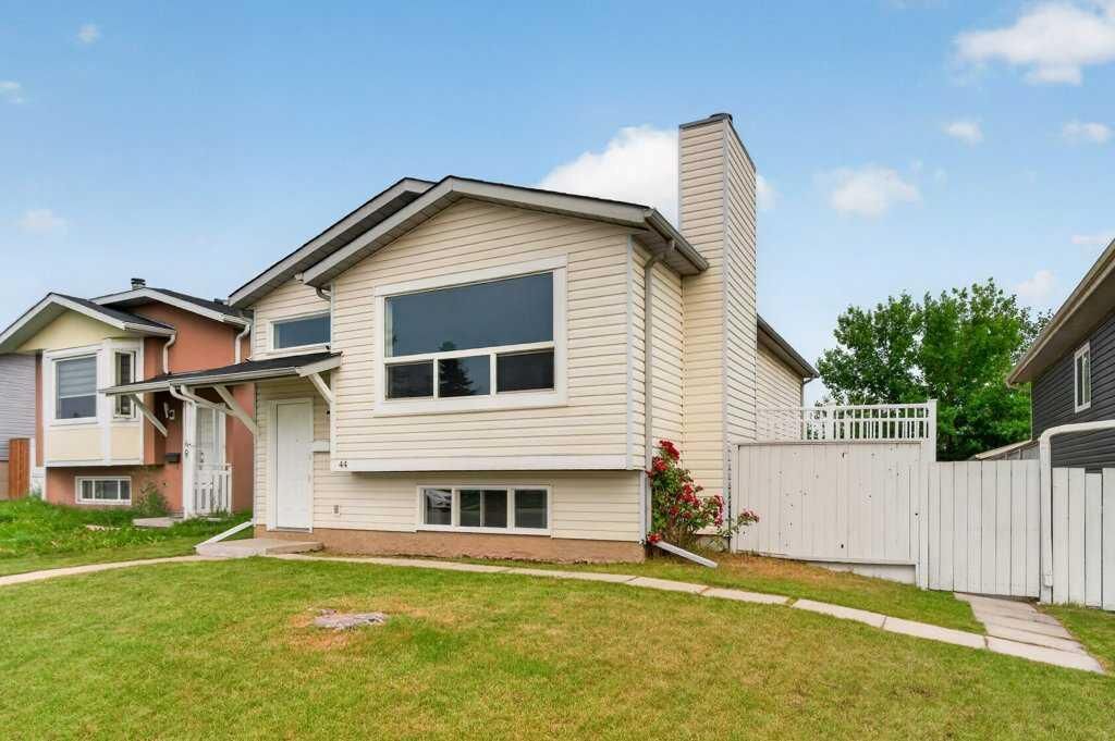 Property Photo:  44 Falshire Close NE  AB T3J 3A1 