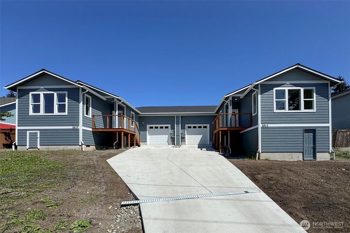 Property Photo:  1911 W 10th St  WA 98363 