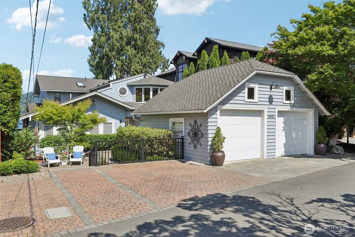 Property Photo: 18846 SE 42nd Street WA 98027