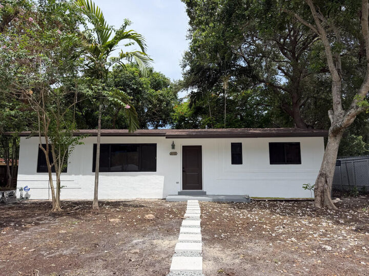 Property Photo: 3611 SW 33rd Avenue FL 33023