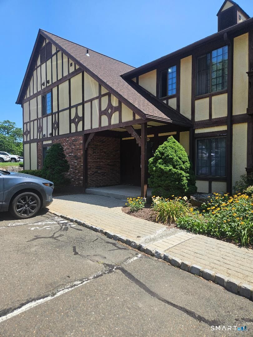 Property Photo:  27 Canterbury Road 27  CT 06606 