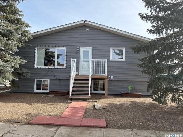 Property Photo: 211 Throne Street SK S0N 2H0