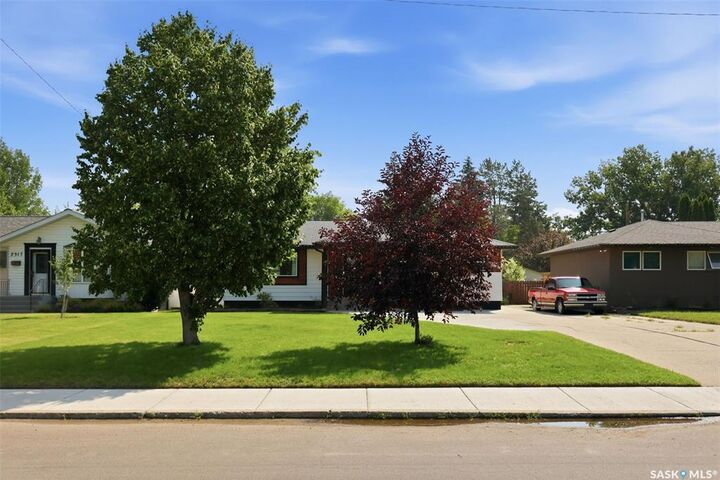 Property Photo:  2321 McKinnon Avenue S  SK S7N 1N7 