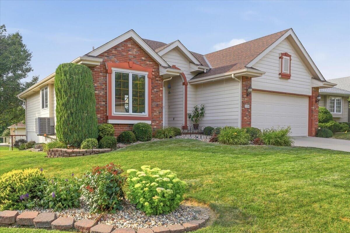 Property Photo:  200 Winchester  Circle  IA 51503 