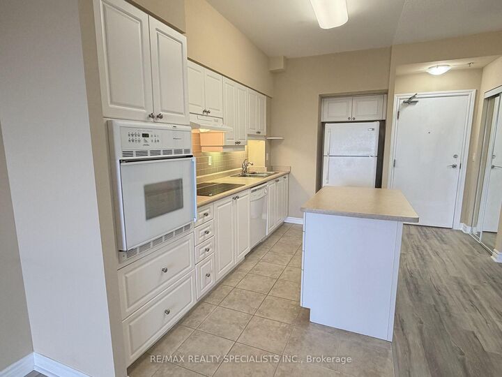 Property Photo:  810 Scollard Court 1007  ON L5V 0A4 