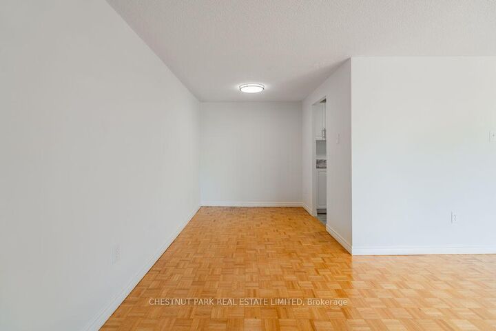 Property Photo: 1060 Caven Street 202 ON L5G 4J5