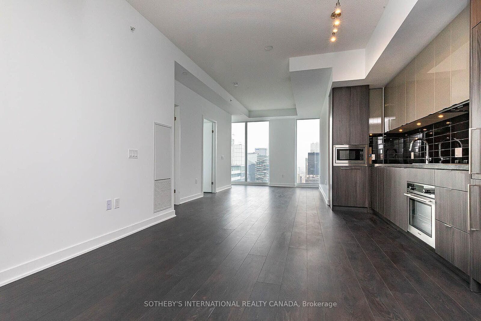 Property Photo:  125 Blue Jays Way 5506  ON M5V 0C4 